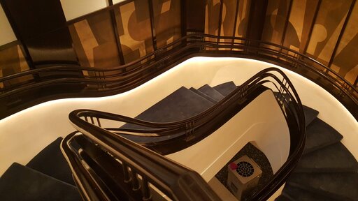 Elegance – Escalera de madera curvada con líneas fluidas y orgánicas
