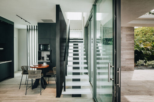 Escalera con larguero central – Escalera de diseño sin juntas con superficie de Corian de alta calidad