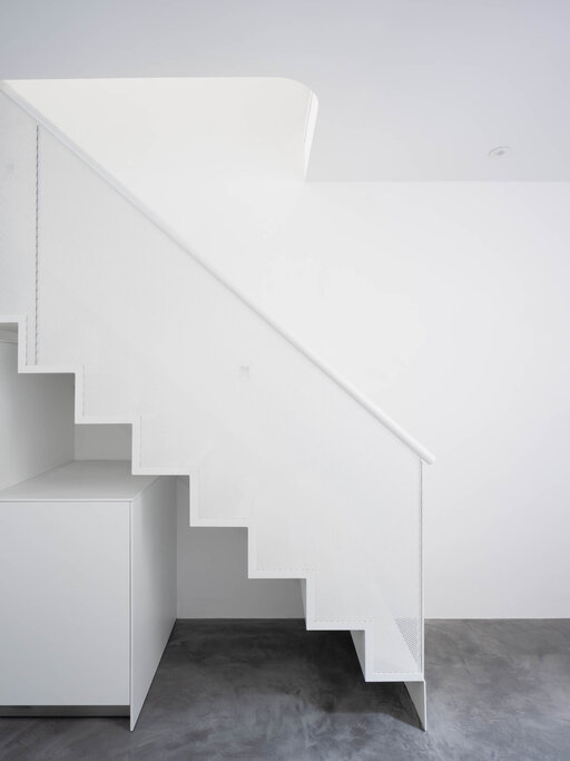 Diseño industrial 2 – Una llamativa escalera de acero con una clara presencia constructiva