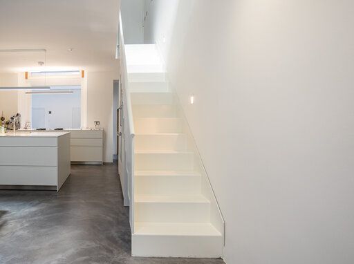 Diseño industrial 2 – Una llamativa escalera de acero con una clara presencia constructiva
