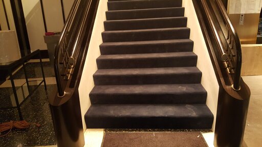 Elegance – Escalera de madera curvada con líneas fluidas y orgánicas