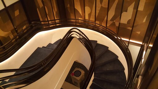 Elegance – Escalera de madera curvada con líneas fluidas y orgánicas