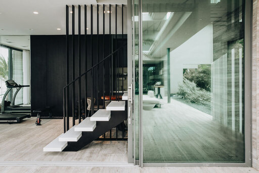 Escalera con larguero central – Escalera de diseño sin juntas con superficie de Corian de alta calidad