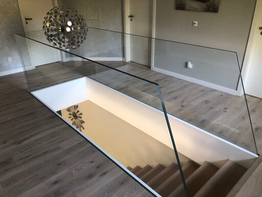Mistral Edge – Escalera flotante de cristal con una arquitectura transparente y ligera