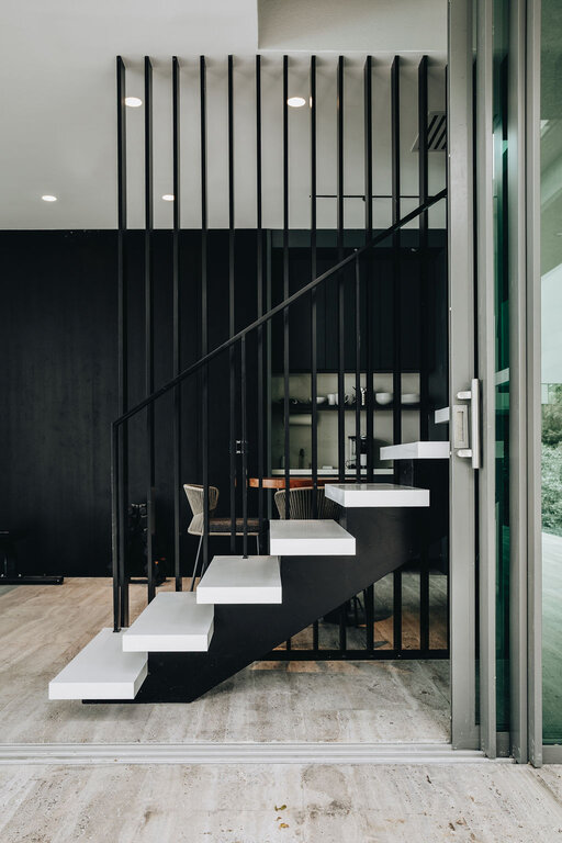 Escalera con larguero central – Escalera de diseño sin juntas con superficie de Corian de alta calidad