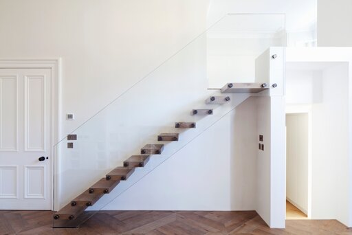Mistral – Escalera flotante de cristal con una arquitectura transparente y ligera
