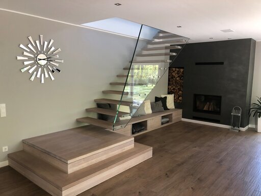 Mistral Edge – Escalera flotante de cristal con una arquitectura transparente y ligera