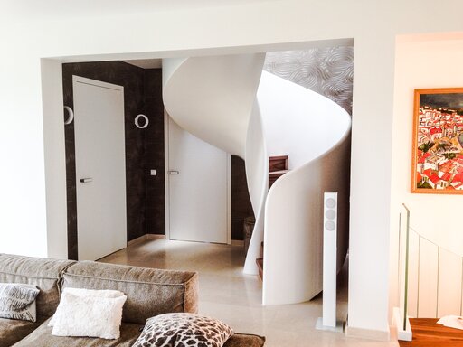 Tornado – Escalera de madera curvada con líneas fluidas y orgánicas