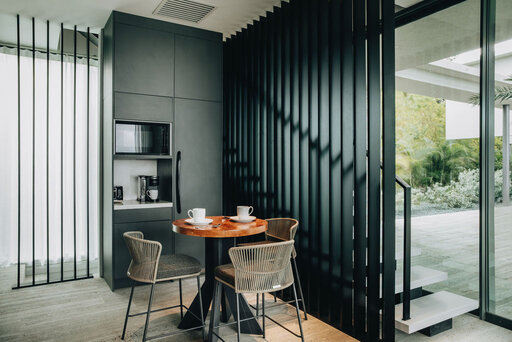 Escalera con larguero central – Escalera de diseño sin juntas con superficie de Corian de alta calidad