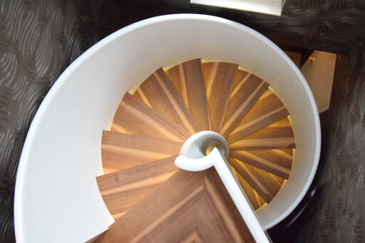 Tornado – Escalera de madera curvada con líneas fluidas y orgánicas