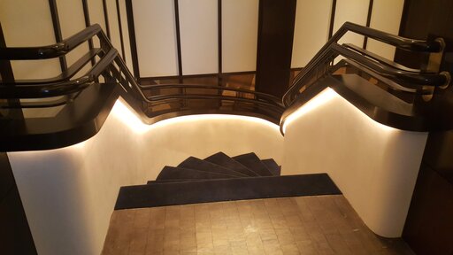 Elegance – Escalera de madera curvada con líneas fluidas y orgánicas