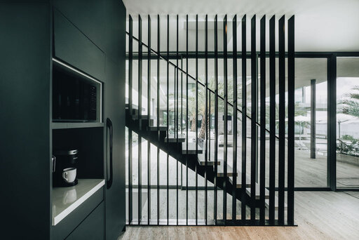 Escalera con larguero central – Escalera de diseño sin juntas con superficie de Corian de alta calidad