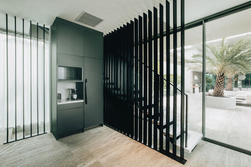 Escalera con larguero central – Escalera de diseño sin juntas con superficie de Corian de alta calidad