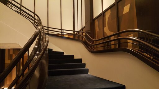 Elegance – Escalera de madera curvada con líneas fluidas y orgánicas